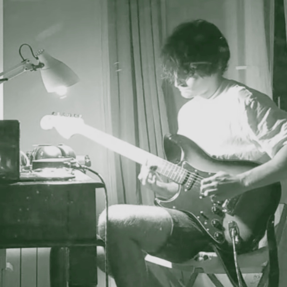Javier Santana grabando en su estudio casero