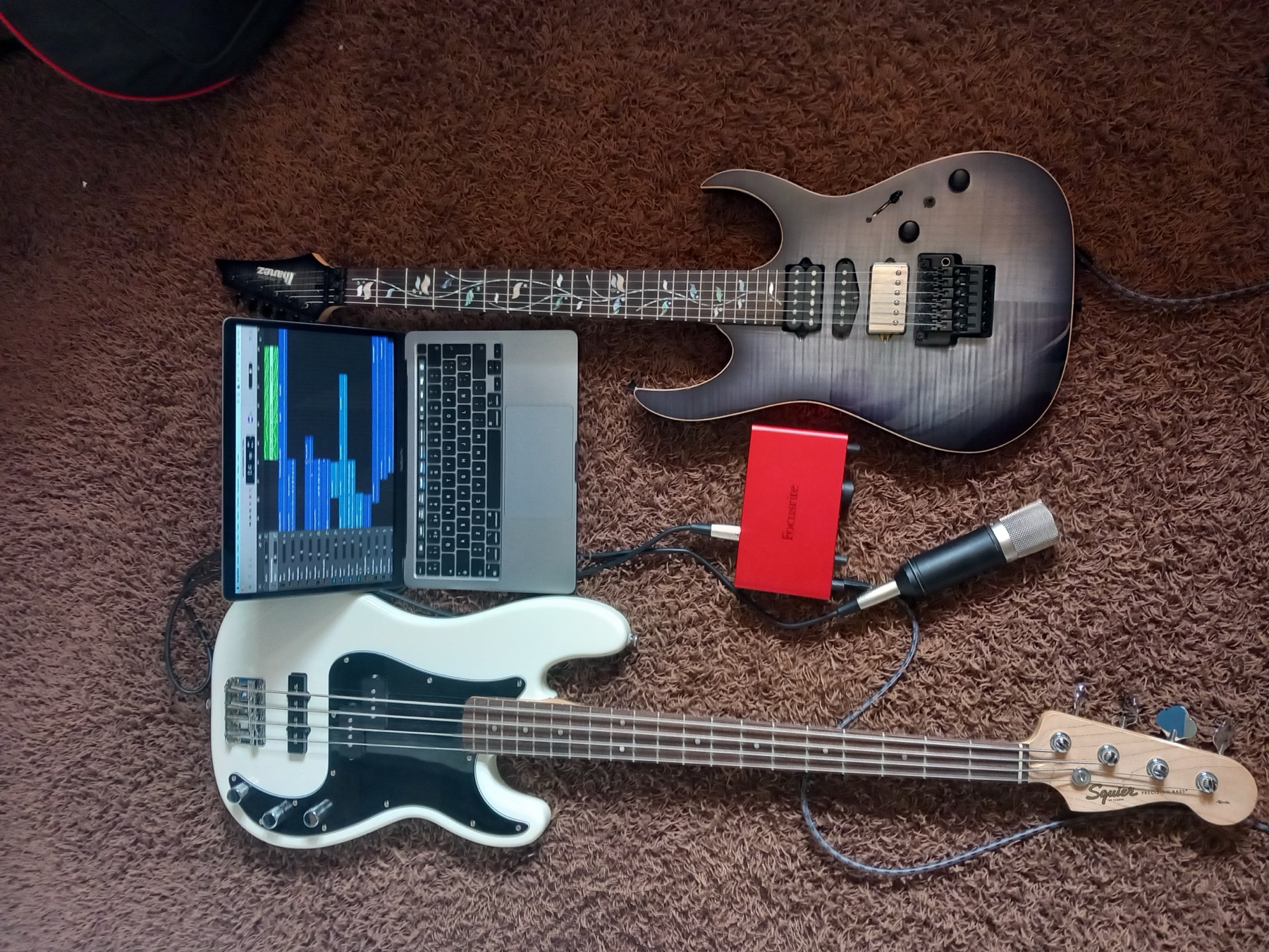 Guitarra, bajo y equipo de grabación de Javier Santana