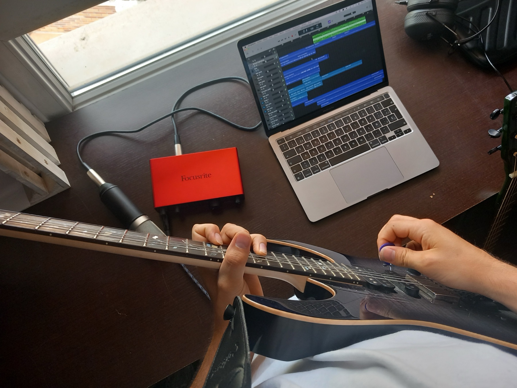 Javier Santana tocando la guitarra junto a su equipo de grabación