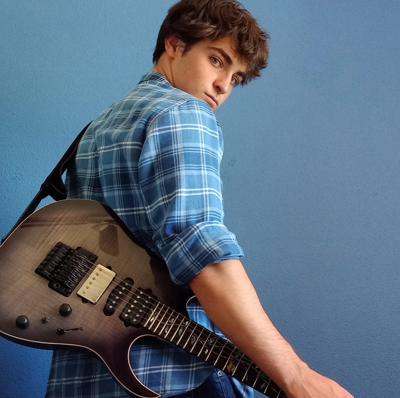 Javier Santana con su guitarra