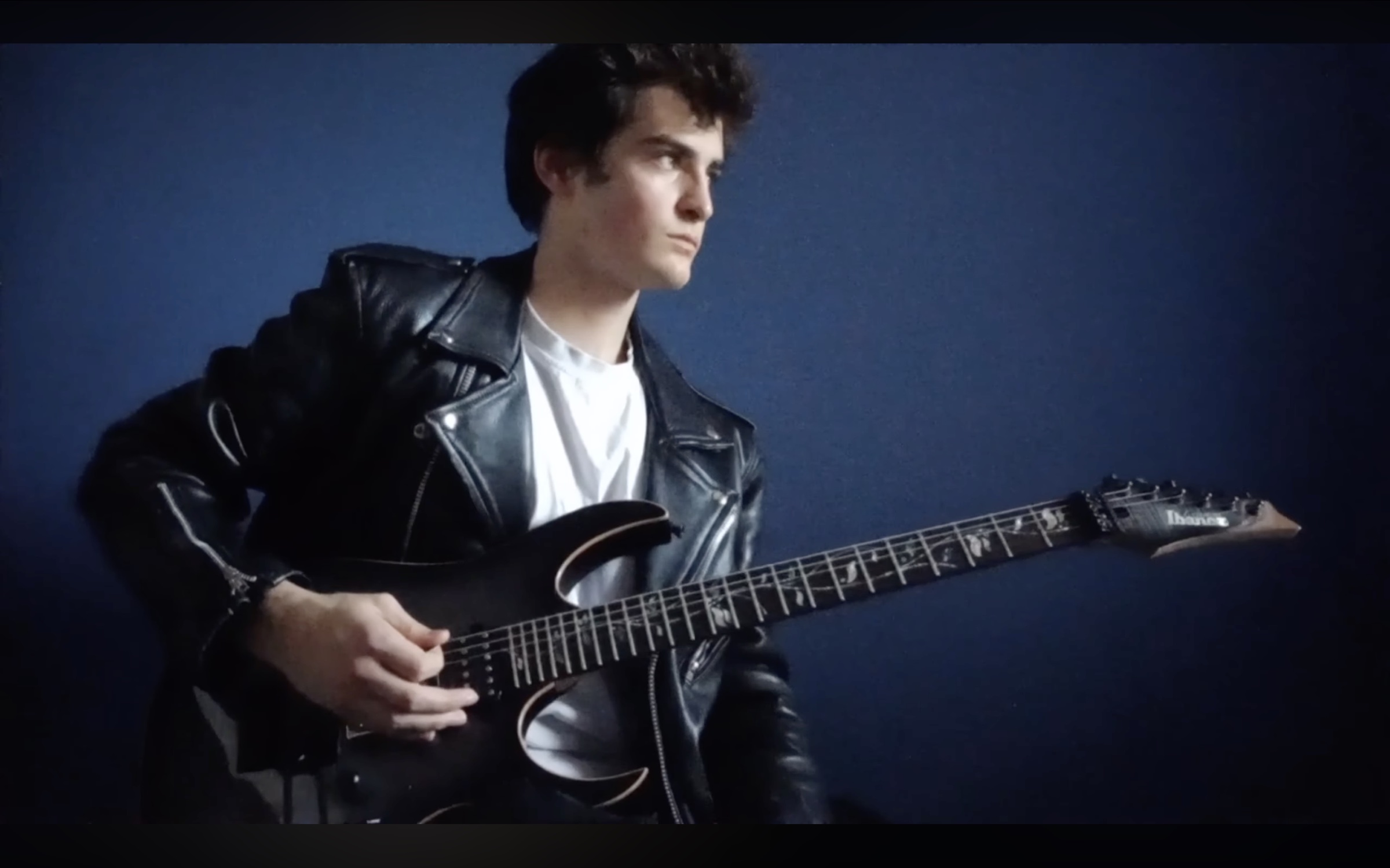 Javier Santana con su guitarra Ibanez